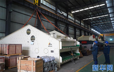 新華社記者報道: 南昌礦機復產(chǎn)復工，大型礦山機械設備發(fā)往東歐